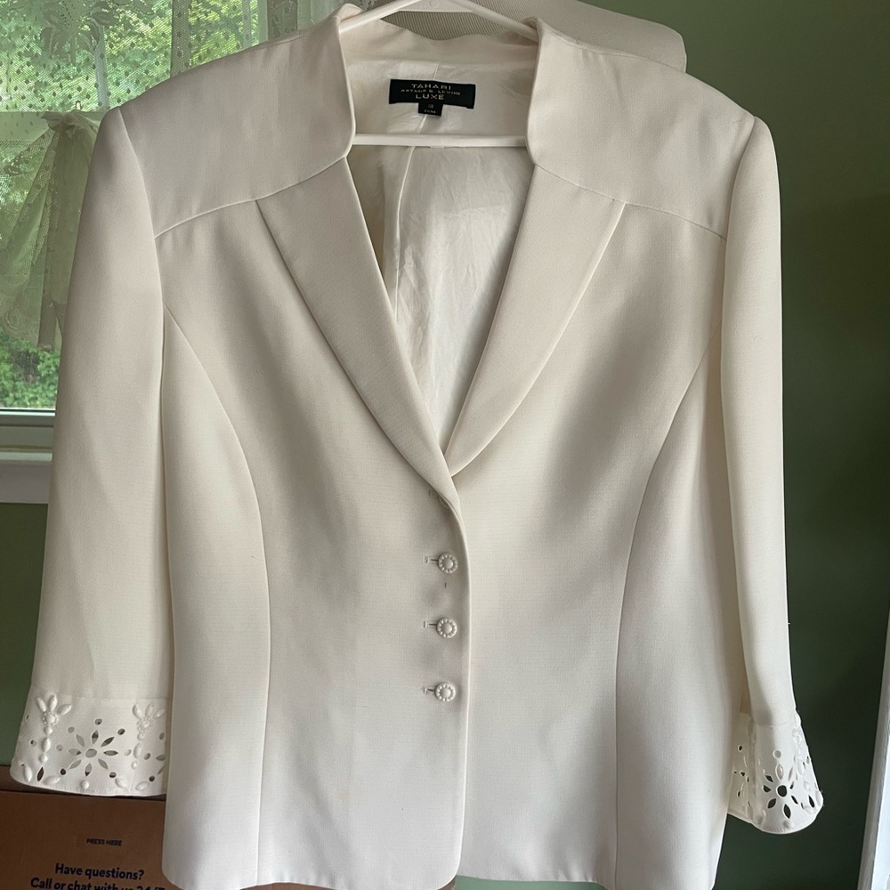Elegant White Blazer with Lace Sleeves and Tailored Fit